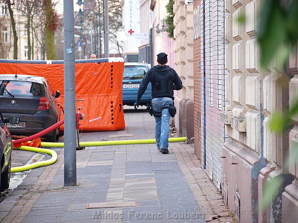 Einsatz Feuerwehr SEK Polizei Koeln Nippes Merheimerstr P107.JPG